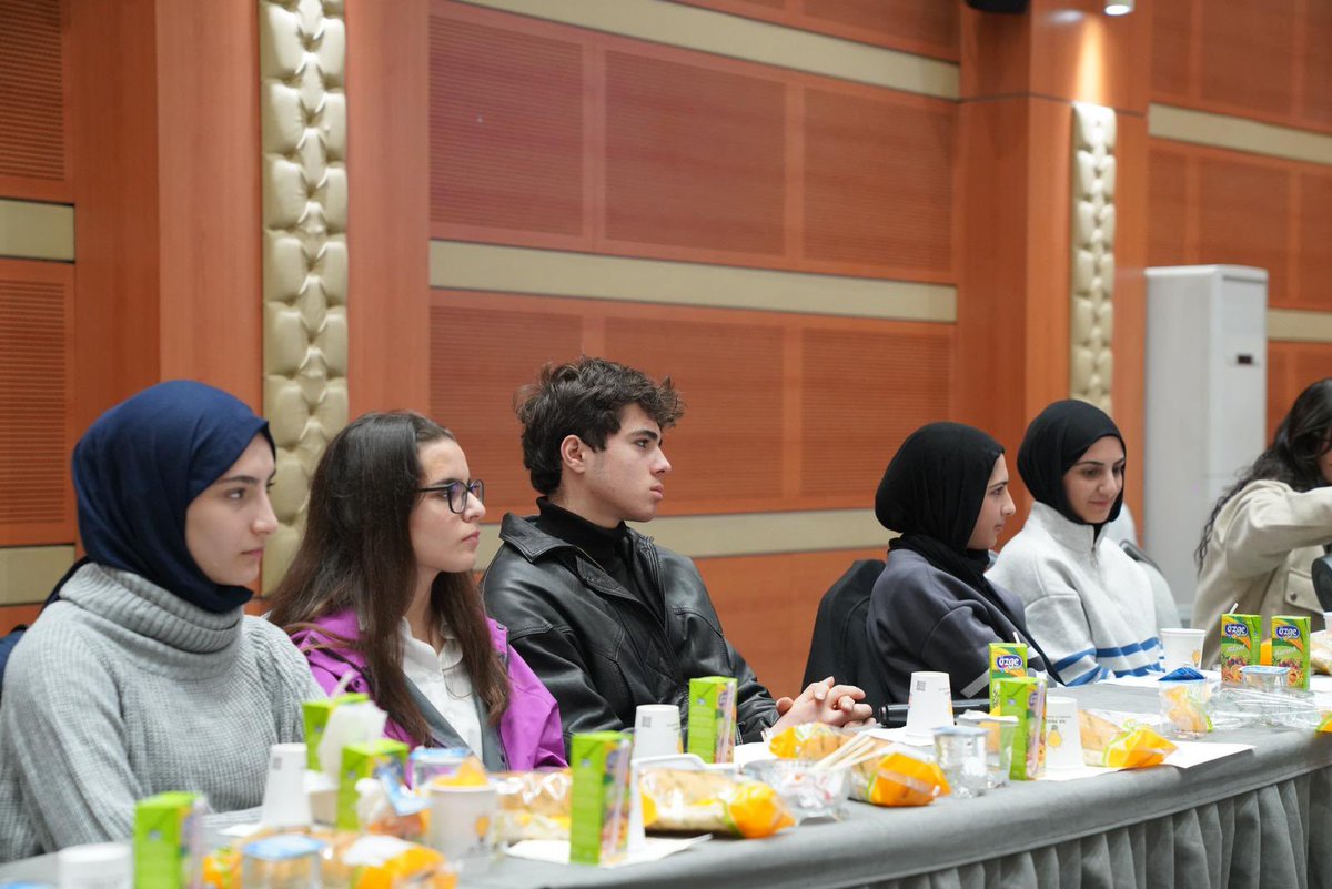 Bugün İl Başkanlığımızda, her biri kendi okulunun nabzını tutan Ümraniye, Eyüpsultan, Esenyurt, Bağcılar ve Bahçelievler yeni seçmen lise başkanlarımızla buluştuk.

Birlikte hedeflerimizi konuştuk, düşüncelerimizi paylaştık. Kıymetli fikir ve görüşleriniz için her birinize