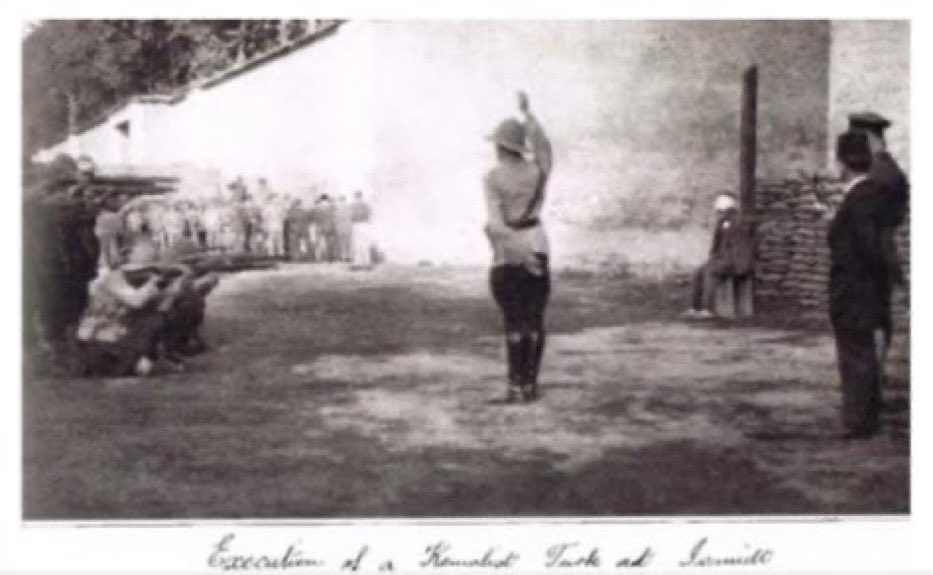 Fotoğrafta şöyle yazıyor:
“İzmit’te Kemalist bir Türk’ün idamı”
Milli Mücadele’de, İngilizler Kemalistleri kurşuna diziyorlardı. Şimdi okumuş cahiller, Kemalistleri hedef alıyorlar. Cehalet  bilinçli bir tercih. İşgalcilerin işbirlikçileri hiç değişmedi.