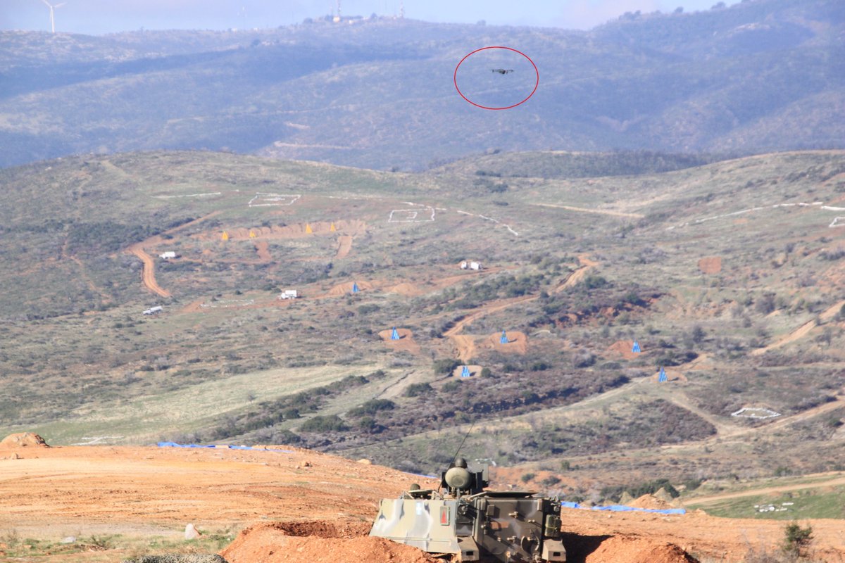 Ioannis_Nikitas's tweet image. Η πιο ωραία εικόνα στη ΤΑΜΣ «ΑΙΣΙΟΣ ΟΙΩΝΟΣ – 25» #HellenicArmy. Η εκπομπή UAV από τους παρατηρητές του Πυροβολικού Μάχης. Ο ΠΑΠ (Προκεχωρημένος Αξιωματικός Παρατήρησης) απογειώνει drone από το ΤΟΜΠ στο οποίο βρίσκεται μαζί με τον Διοικητή του Τακτικού Συγκροτήματος εγγύς του…