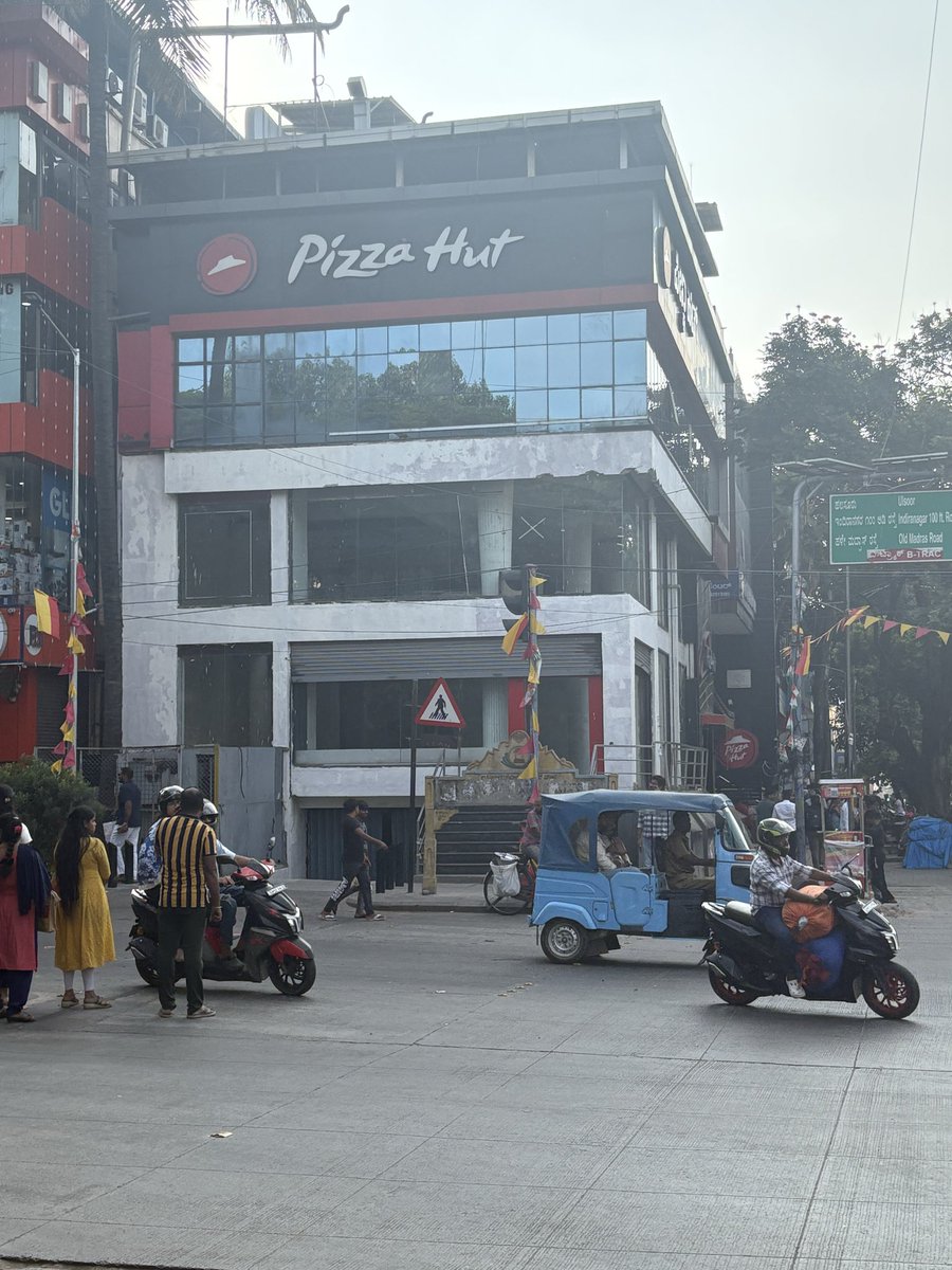 tarinisarah's tweet image. 🚨KFC signal has lost its KFC🚨