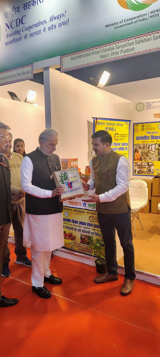 Harsh_Tyagi13's tweet image. 44वें भारतीय अंतरराष्ट्रीय व्यापार मेले में केन्द्रीय सहकारिता राज्यमंत्री जी द्वारा हमारे आरंभशील किसान उत्पादक संगठन हापुड़ के Stall का उद्घाटन किया गया।
@AmitShah @ChouhanShivraj @narendramodi @MinOfCooperatn @mdncdc @CMOfficeUP @myogiadityanath @DmHapur @RBLDineshSingh