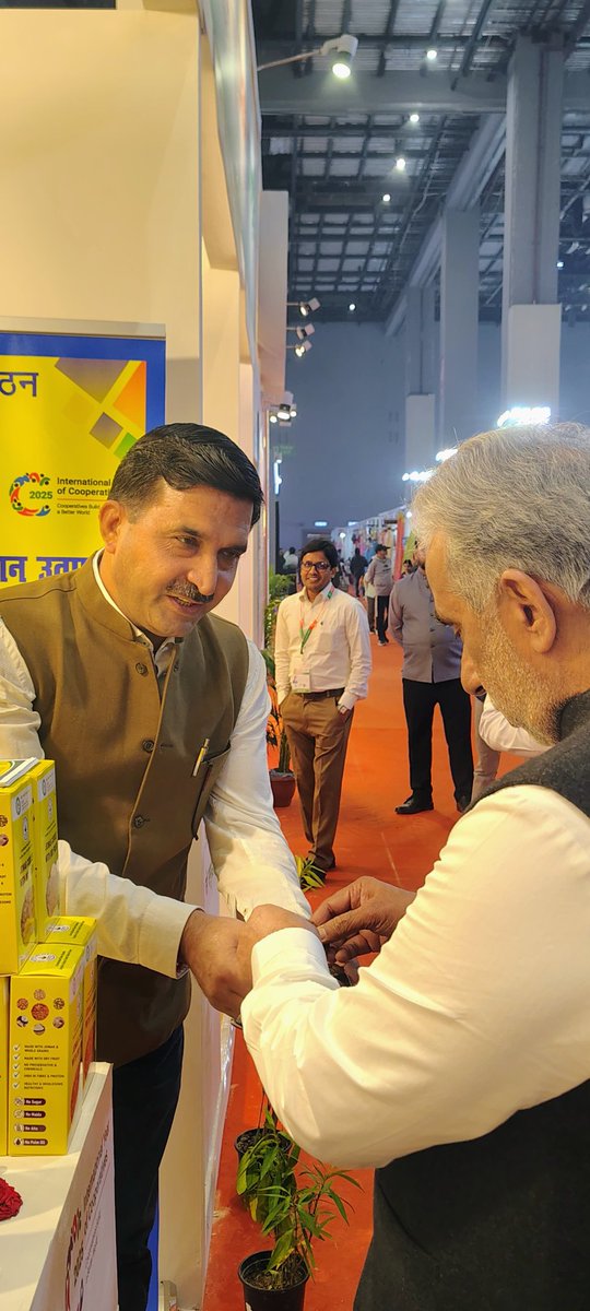Harsh_Tyagi13's tweet image. 44वें भारतीय अंतरराष्ट्रीय व्यापार मेले में केन्द्रीय सहकारिता राज्यमंत्री जी द्वारा हमारे आरंभशील किसान उत्पादक संगठन हापुड़ के Stall का उद्घाटन किया गया।
@AmitShah @ChouhanShivraj @narendramodi @MinOfCooperatn @mdncdc @CMOfficeUP @myogiadityanath @DmHapur @RBLDineshSingh
