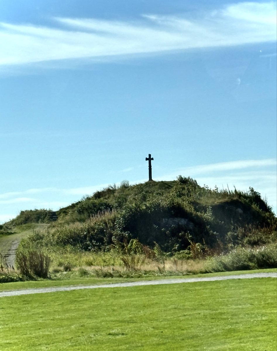 Krosshaugen and Harshaugen, Haugesand #Norway

The historic stone cross “Krosshaugen” dates around 1000 AD and stands on a mound opposite the national monument Haraldshaugen, built in 1872 on the presumed burial mound of King Harald Fairhair.
 
#ancientsitesaturday #tombtuesday