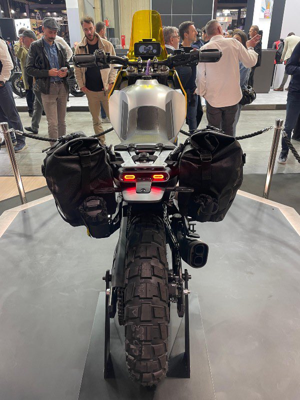 YQBHND's tweet photo. Tenhle adventure concept se mi fakt líbí.
Je to sice „jen“ 334 ccm, ale když na tom dělá KISKA, má to prostě koule i duši.
Stavěnej na šotolinu a lehkej off-road, přesně můj styl. https://t.co/2orAUkwLm9