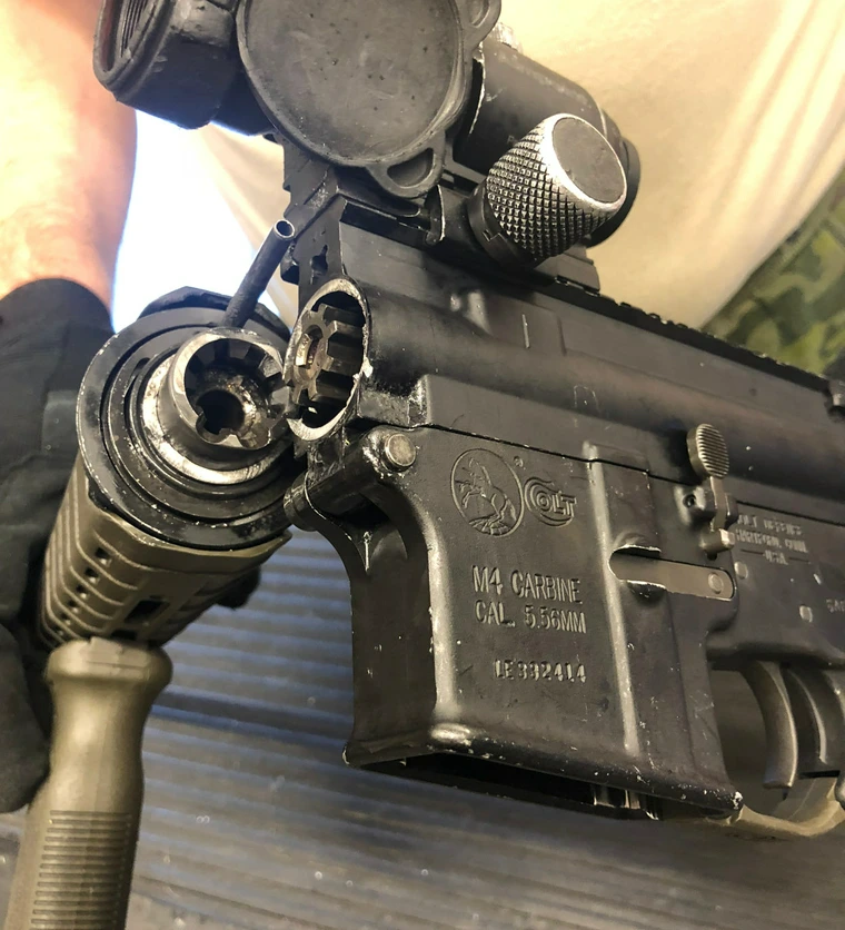 사실 AR은 총목 부분이 장기간 사용시 뽀각 해버리는 경우가 없지는 않는 듯.
라스베가스의 한 사격장이 보유한 M4카빈(하부는 콜트 정품, 상부는 어느 회사인지 불명)도 10만발 쏜 다음 이렇게 됐습니다.
HK416D도 5만발 넘으면 좀 불안하다는 이야기가...