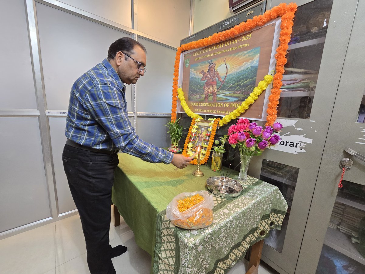 आज, महान स्वतंत्रता सेनानी और समाज सुधारक भगवान बिरसा मुंडा की 150वीं जयंती पर, भारतीय खाद्य निगम,बांकुड़ा  के मंडल प्रबंधक श्री दया शरण मीणा के नेतृत्व में बांकुड़ा के अधिकारियों/कर्मचारियों ने जनजातीय गौरव दिवस मनाया और पुष्प अर्पित कर उन्हें श्रद्धांजलि दी। #FCI