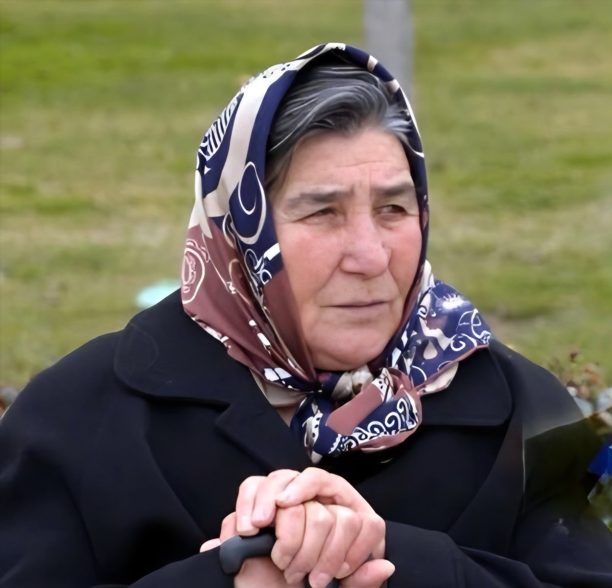 migferhaber's tweet photo. Milli Savunma Bakanı Yaşar Güler, şehit cenazesinde bölücü açılıma itiraz eden Pakize Akbaba’ya parmak salladı:

"Hadsizlik yapma, hadsiz konuşma, sen şehit anasısın o kadar"
(Veryansın Tv/Burakhan Başaran) https://t.co/pbfcnSf7mT