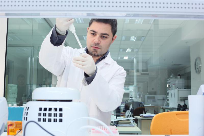 🟠 Prof. Dr. Kaan Yılancıoğlu, dışarıda yenmemesi gereken riskli 10 yiyeceği sıraladı:

⛔️Açıkta satılan midye.
⛔️Açıkta dökülen kokoreç.
⛔️Yıkanmamış yeşillik kullanılan sandviç/tost.
⛔️Açık tezgahta kesilmiş meyve.
⛔️Açıkta kalan soslar.
⛔️Açıkta bekleyen balık.
⛔️Açıkta