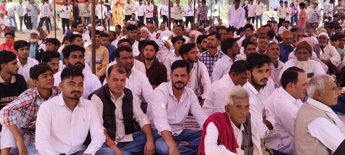 gulsherkhan04's tweet image. 📍 डीडवाना कलेक्टर कार्यालय
✊ किसानों का अनिश्चितकालीन धरना आज छठवें दिन जारी है।
आज की आम सभा में बड़ी संख्या में लोग जुड़ रहे हैं।
@RLPINDIAorg मजबूती से किसानों के साथ खड़ी है।
@hanumanbeniwal @NarayanBeniwal7 @RajCMO
#RLP #KisanAndolan