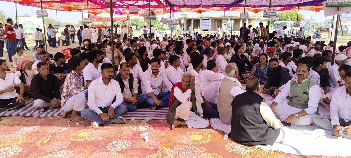 gulsherkhan04's tweet image. 📍 डीडवाना कलेक्टर कार्यालय
✊ किसानों का अनिश्चितकालीन धरना आज छठवें दिन जारी है।
आज की आम सभा में बड़ी संख्या में लोग जुड़ रहे हैं।
@RLPINDIAorg मजबूती से किसानों के साथ खड़ी है।
@hanumanbeniwal @NarayanBeniwal7 @RajCMO
#RLP #KisanAndolan