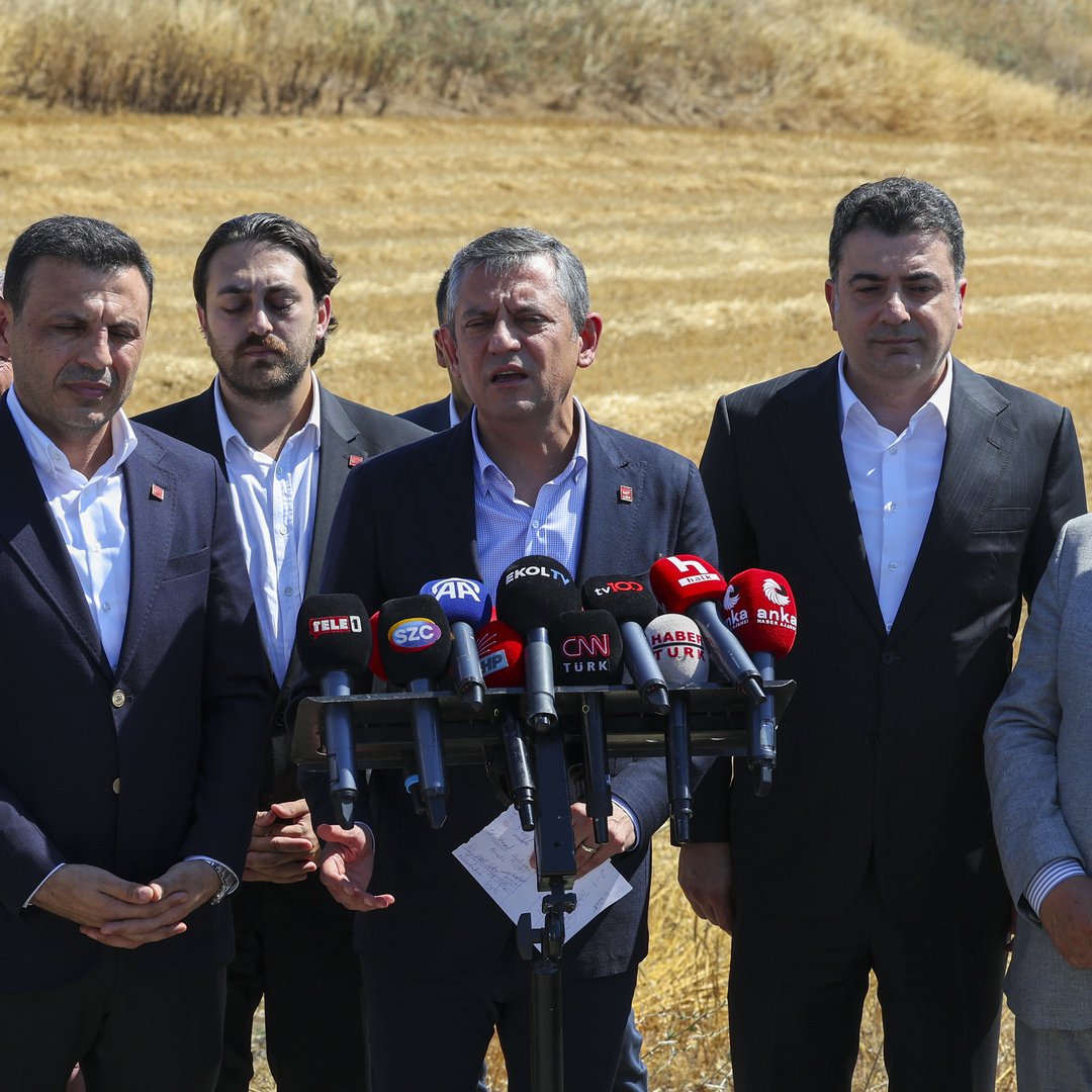 CEVAP VER ÖZGÜR ÖZEL 

İmamoğlu ve yoldaşlarının Türk Yargısı önünde hesap vermesine az kaldı. Artık soruları yanıtsız bırakamayacaklar.

Çünkü artık “besleme” sözde gazetecilerin canhıraş savunmalarıyla, algı operasyonlarıyla, kitlelerin gözünü boyayan sahte kabadayılıklarla