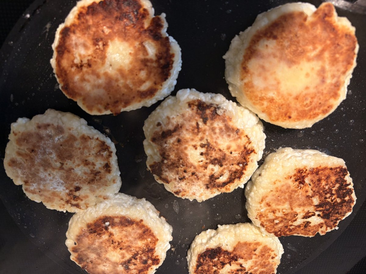 500 g Polnischer Tworog, 2 Eier, 2 EL Proteinpulver Vanillegeschmack, 3 EL Dinkelmehl 
Auf Kokosbutter braten 
Mit saure Sahne und Beeren genießen