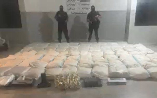 ملاحظين وقت خسرنا الحرب توقفوا تجار المخدرات..قال يعني الحزب كان مغطيهم
كلام السيد واضح بهالعنوان.. اذا مطلق نار ما بغطيه فما بالكم تاجر السم ، المهم كل مجهود القوى الامنية مشكورة بتسمعش الا بمداهمات الشيعة، الباقيين خبرهم بيقطع عالهمس.
 حدا حكي بمداهمات الضنية؟ الصورة من هونيك