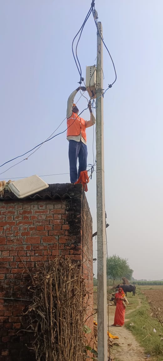 puvvnlchandauli's tweet image. #Maintenance
#लक्ष्य_24X7_उपभोक्ता_सेव
जनपद चंदौली,विद्युत वितरण खण्ड, सकलडीहा में  कमालपुर क्षेत्र के अंतर्गत  जर्जर #ABcable को विद्युत् कार्मिकों द्वारा सही किया,जिससे विद्युत उपभोक्ताओं को विद्युत आपूर्ति सुचारू से प्राप्त हो सके l  @EMofficeUP @UPPCLLKO @PuVVNLHQ