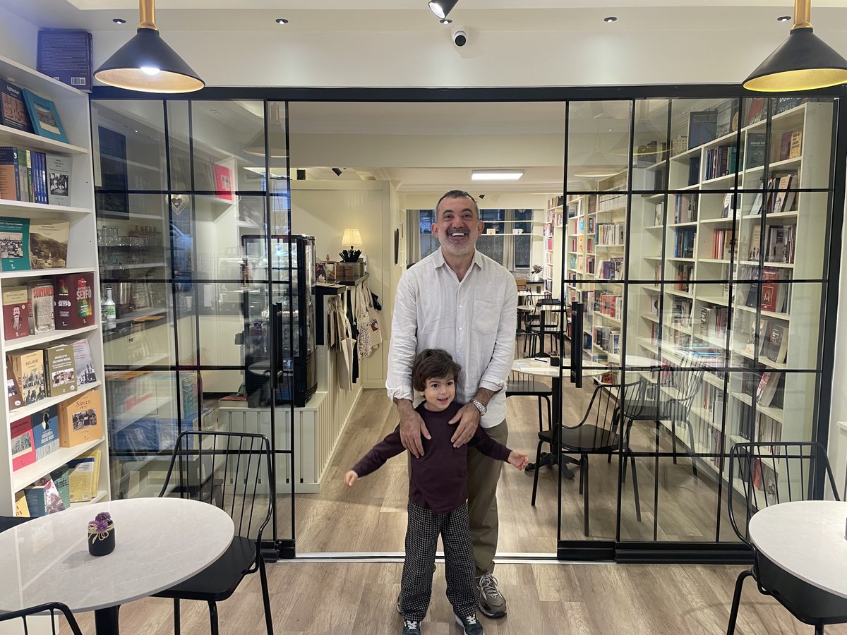 AGOSgazetesi's tweet photo. 📌 Kurtuluş’un Nostalji’si ve Süha bey…

▪️Süha Hamamcı, Pangaltı ve Kurtuluş’ta 33 yıldır kitapçılık yapıyor. Önceleri kaset, CD, oyuncak ve kırtasiye malzemesi de varmış dükkânında ama zamanla hepsi elenmiş, kitaplar kalmış. Buralarda “Telefoncular Sokağı” diye bilinen Teyyareci Fehmi Bey Sokağı’nda, Latin Katolik Mezarlığı’nın kapısının karşısındaki ‘Nostalji Kitap & Kahve’ yaklaşık 10 yıldır, lezzetli kahvesi ve demli çayıyla kafe hizmeti de veriyor.

https://t.co/900c9peLMl