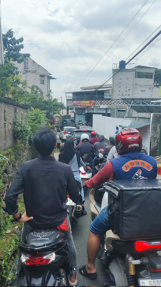 Make mobil mun di jalan kena macet tong sok ngide make jln tikus, da mines na make mobil mah nyaeta pasti mamacetan ngan maneh nyaman moal kapanasan/kahujanan, mun mbung mmctann make motor nganmines na kapanasan/kahujanan, mun mnh hayang nyaman&amp;mbung mmcetan, make jet pribadi ajg