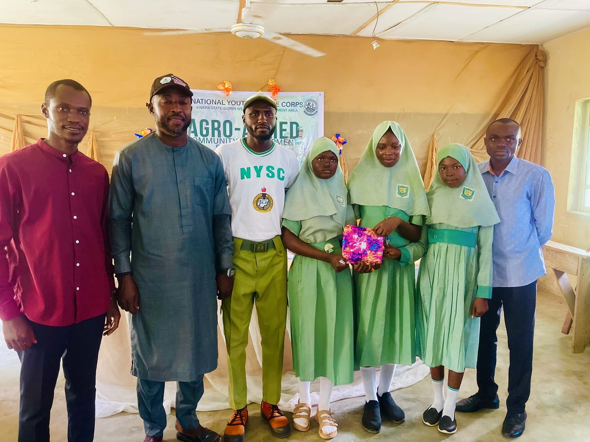 AgroCds7895's tweet photo. The Agro Allied CDS Group and NOA Kwara held a debate on youth interest in agriculture. It promoted public speaking and awareness. Rukayat Science Academy won, Government High School, Adeta came second, and Barakat Community Secondary School placed third and won the NOA Quiz. https://t.co/Xq91xeHFWt