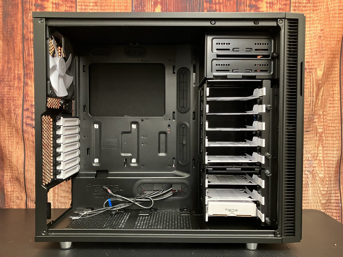 dospara_fuji's tweet image. 【入荷情報📢】
#FractalDesign の人気PCケースが入荷しました✨

Define R5（FD-CA-DEF-R5-BK）税込18,480円

静音性バツグンで、拡張性もバッチリ👍
5インチベイが隠れている前面のドア部分は、
設置場所に合わせて開閉方向を変更可能🚪
#ドスパラ #PCパーツ #富士