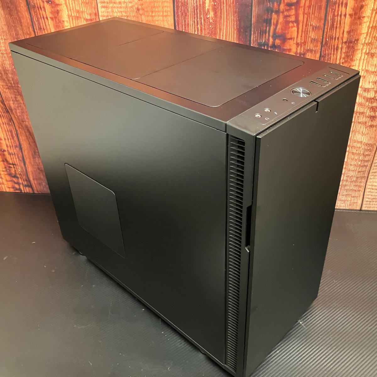 dospara_fuji's tweet image. 【入荷情報📢】
#FractalDesign の人気PCケースが入荷しました✨

Define R5（FD-CA-DEF-R5-BK）税込18,480円

静音性バツグンで、拡張性もバッチリ👍
5インチベイが隠れている前面のドア部分は、
設置場所に合わせて開閉方向を変更可能🚪
#ドスパラ #PCパーツ #富士