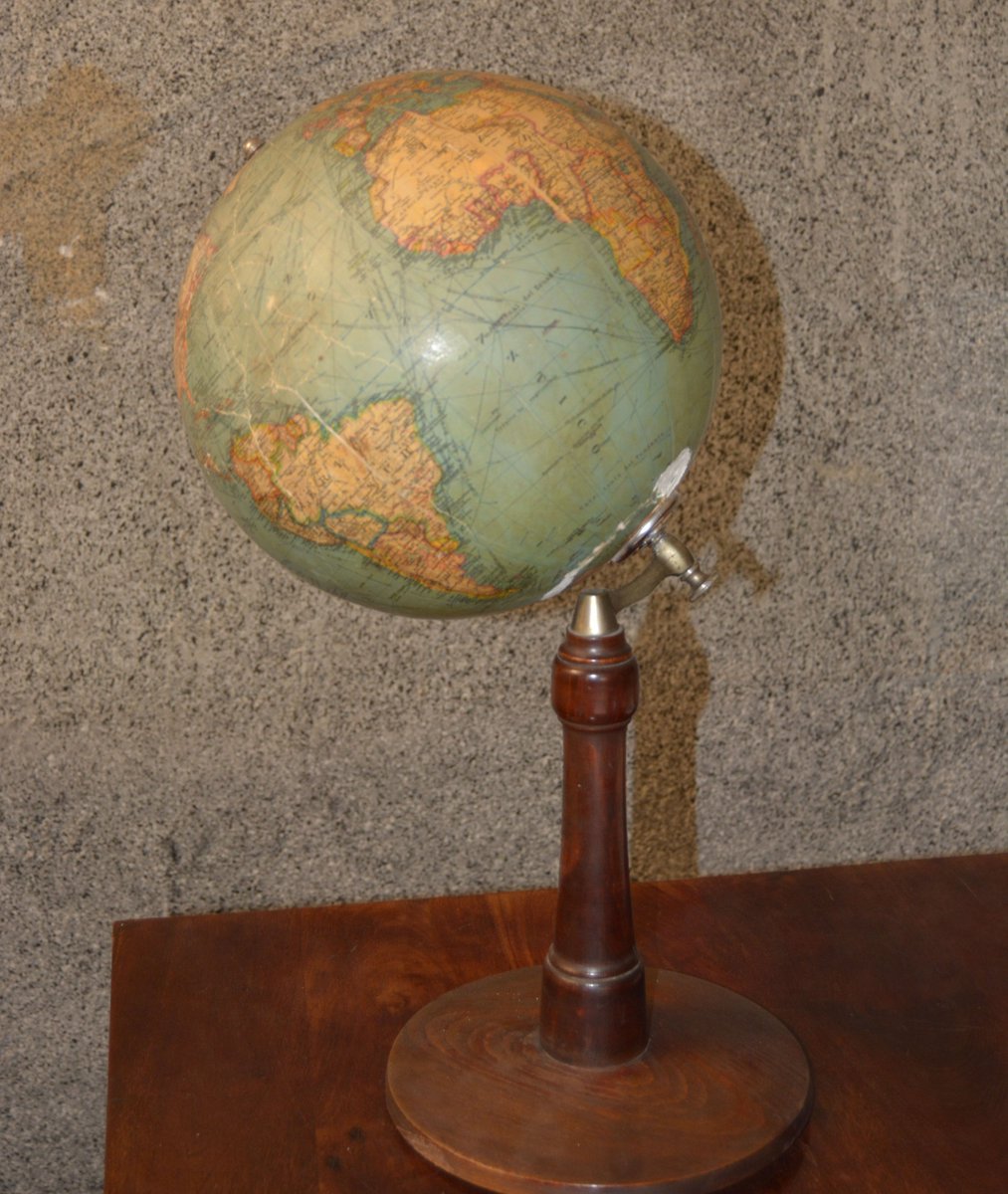 🧭 Pieza del Mes: Globo Terráqueo
Este curso inauguramos la iniciativa “Pieza del Mes del Museo del Instituto San Isidro”.
Cada mes, una pieza abandonará su lugar para instalarse en el vestíbulo y convivir con estudiantes y docentes.