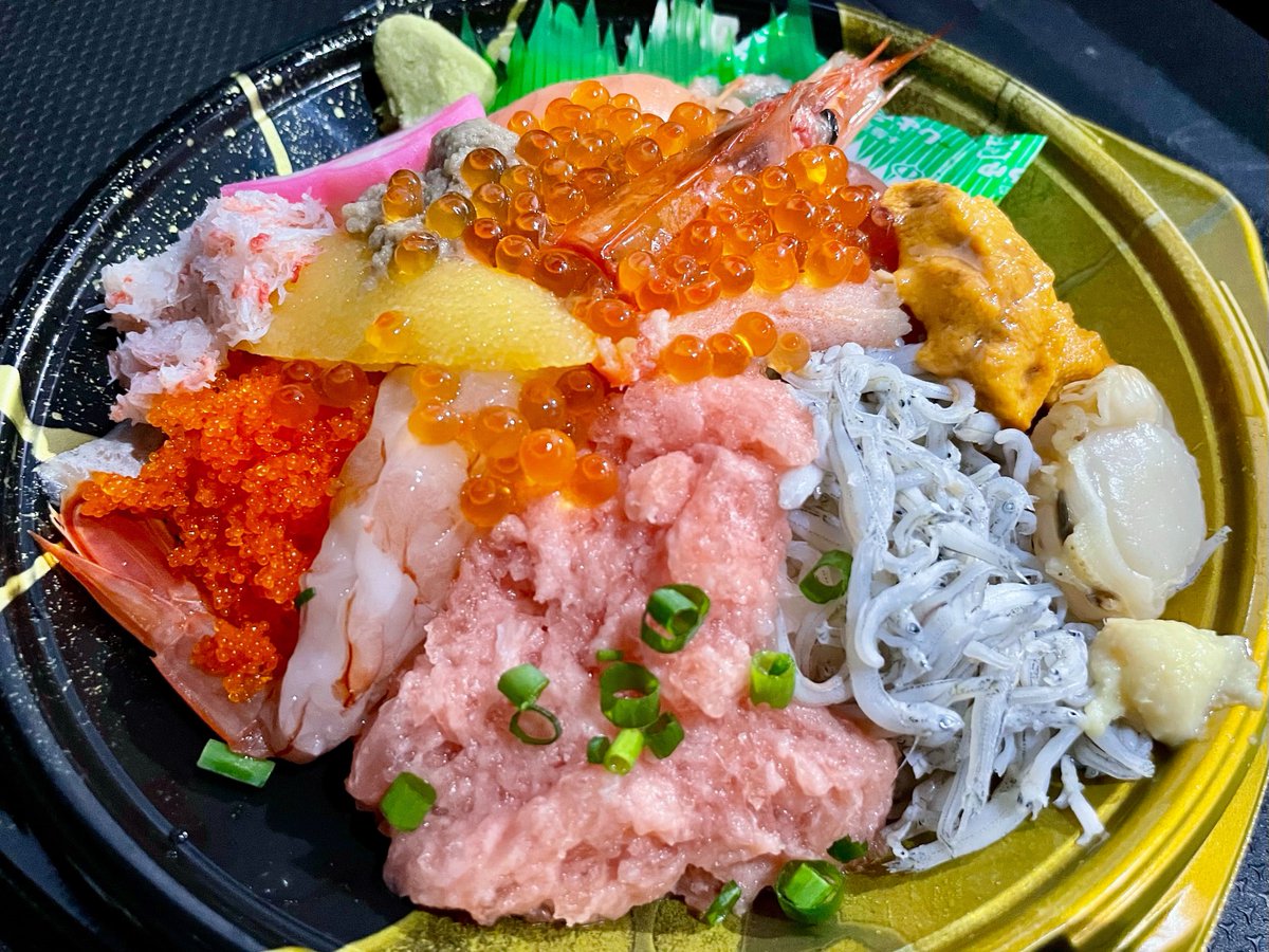 nOh1To's tweet photo. ひるごはん
茅ヶ崎丼　1345えん (3割引)

故あって夕方に道の駅へ立寄り
強気の価格故に相応数の弁当が残っており、お試しで購入

…旨いんですが、この具材だと「そりゃそうだ」としか思えない😑
定価が2000円���いので「次回はない」と思いますが
そもそも昼間は周辺混み過ぎで道の駅に近づけない…と https://t.co/qco9xvBMJ2