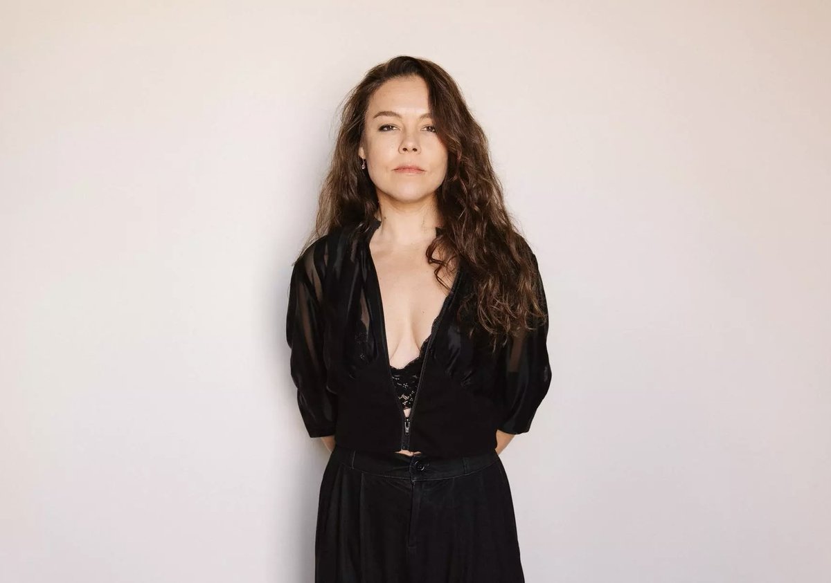 Rocío Molina estrena hoy junto al director y dramaturgo argentino Pablo Messiez en el Centro <a href="/mataderomadrid/">mataderomadrid</a>, su obra ‘Calentamiento’ — fruto del trabajo en La Aceitera, en el pueblo de Bollullos de la Mitación y en el que Molina vive con su hija; vía #epe epe.es/es/madrid/2025…