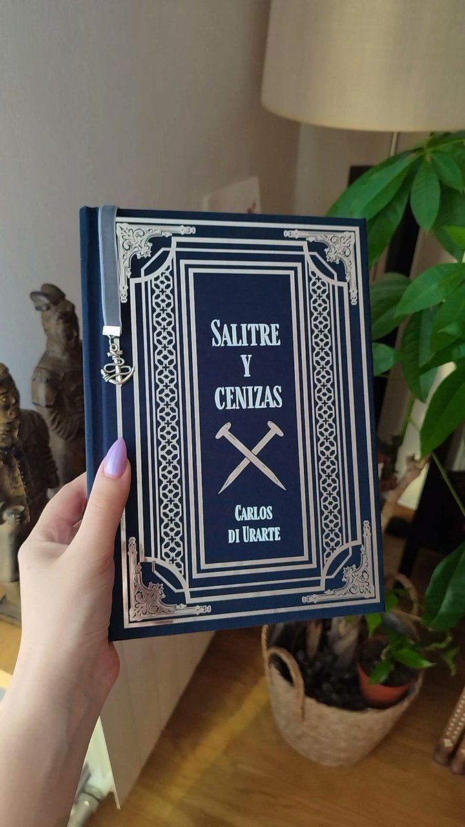 bindbookswithal's tweet image. Al fin puedo enseñaros el encargo que alguien muy especial me hizo. He mantenido el secreto hasta ahora para que @DiUrarte no se enterase de que alguien quería regalarle una de mis ediciones. 🌊🔨

Como siempre, lo tenéis disponible para encargar y estoy a tan solo un mensaje ♥️