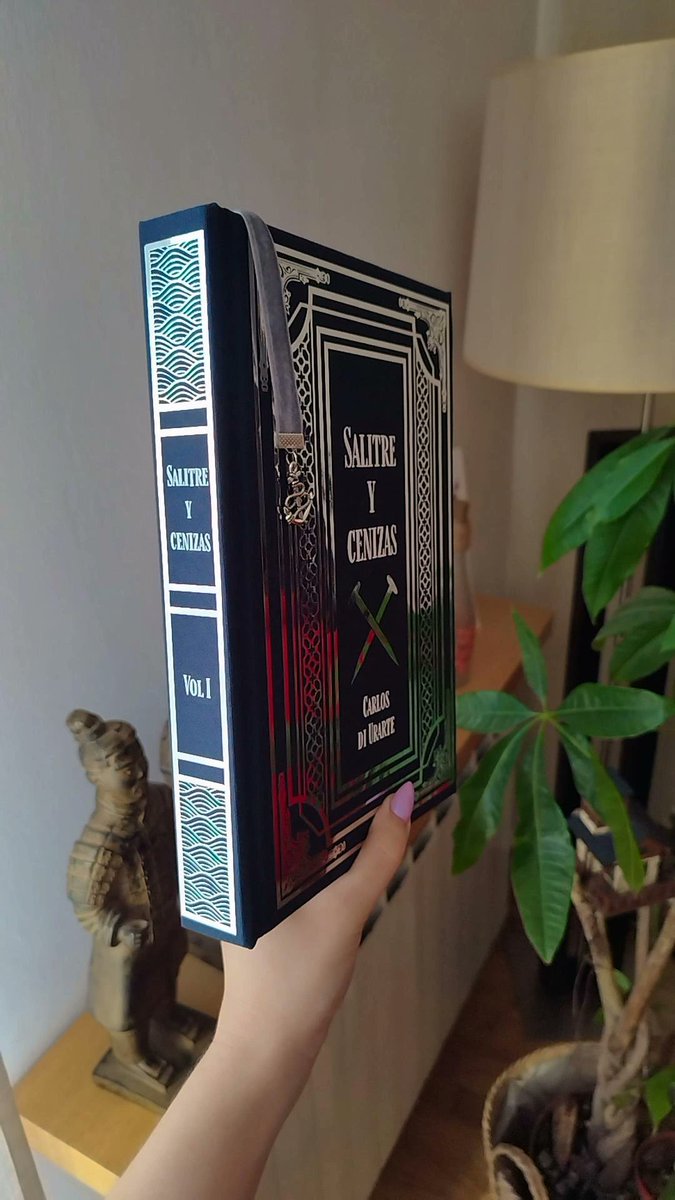 bindbookswithal's tweet image. Al fin puedo enseñaros el encargo que alguien muy especial me hizo. He mantenido el secreto hasta ahora para que @DiUrarte no se enterase de que alguien quería regalarle una de mis ediciones. 🌊🔨

Como siempre, lo tenéis disponible para encargar y estoy a tan solo un mensaje ♥️