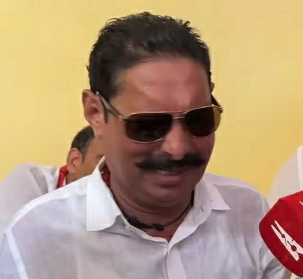 KraantiKumar's tweet photo. चुनाव आयोग सुबह ही आधिकारिक परिणाम घोषित कर दिया. 

NDA : 202

MGB :   35

AIMIM :  5

जीते हुए 243 विधायकों को वेतन अन्य अन्य भत्ता सुविधाएं मिलाकर कुल 2,49,000 मासिक वेतन मिलेगा.

हवाई यात्रा के लिए 4,00,000 का कूपन. गाड़ी, बंगला, सिक्योरिटी और बिजली पानी मुफ्त मिलेगा.

भूतपूर्व विधायकों को 45,000 रुपए पेंशन और अन्य सुविधाएं उपलब्ध होंगी.

चटनी रोटी खाने वाले बेरोजगार भक्तों से अनुरोध है नेताओं और विधायकों की चिंता ना करें. अपनी चिंता करो, अपने परिवार की चिंता करो.