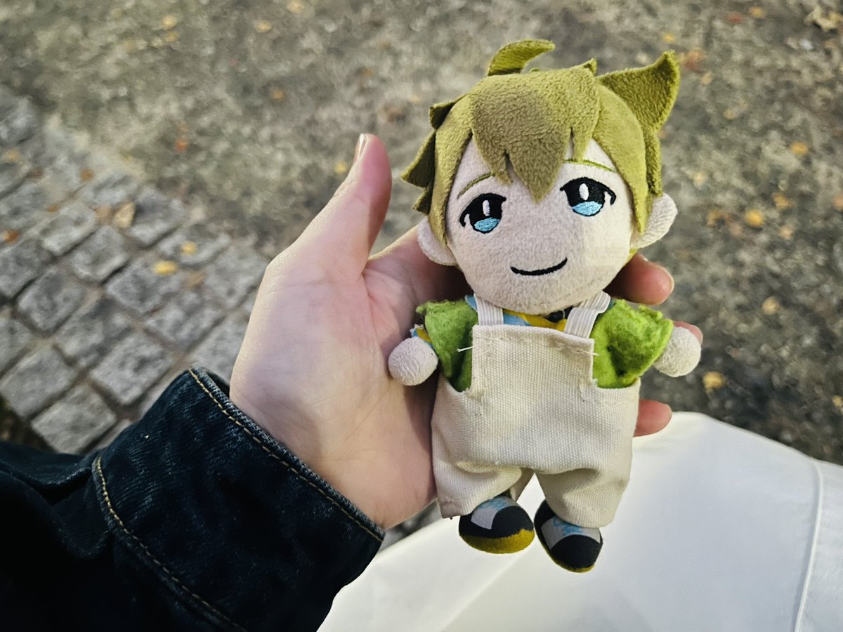 722ksnk's tweet image. オリックス劇場前の公園のベンチ下で翼くんのぬいが取り残されていました。劇場のスタッフさんにお預け致しましたので、お心当たりのあるプロデューサーさんはお迎えに行ってあげてください。
タグこれ使っていいのかな…。
#SideMFANFES_WGF_大阪day1