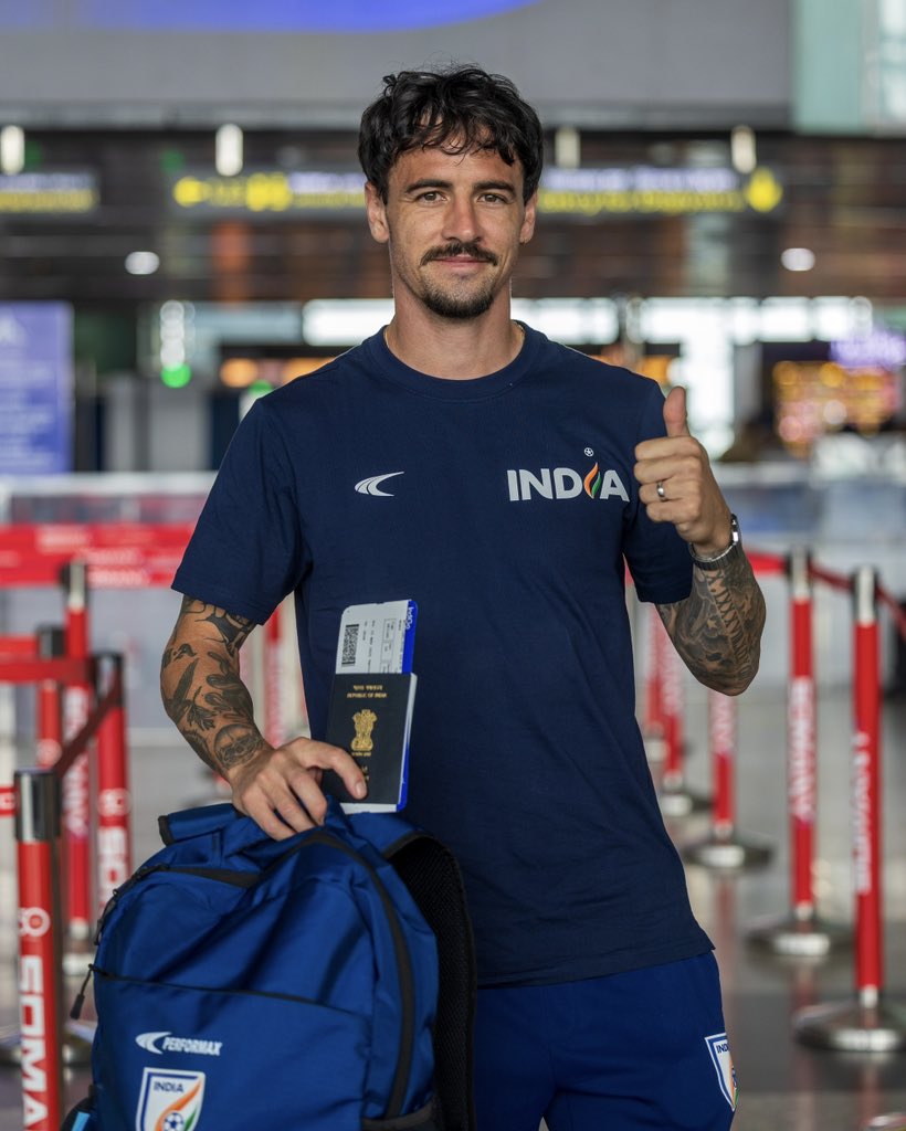 IndianFootball's tweet image. First stamp on the new passport 🪪✅🇮🇳

#BlueTigers #IndianFootball ⚽️