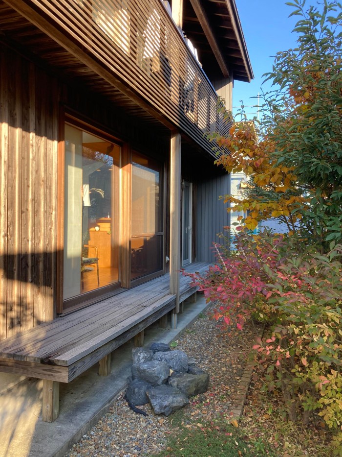 築10年目の定期訪問、屋根に登り床下に潜り、
外部内部設備の状況を確認。
どこでどうなるか？　管理でどう変わる？
訪問で得た情報が改善の大きなヒントになる。