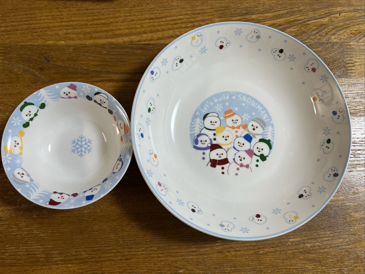 キャンドゥでスノーマン☃️のお皿発見🥰
即買いしました✨✨☺️
9色の☃️嬉しい😍