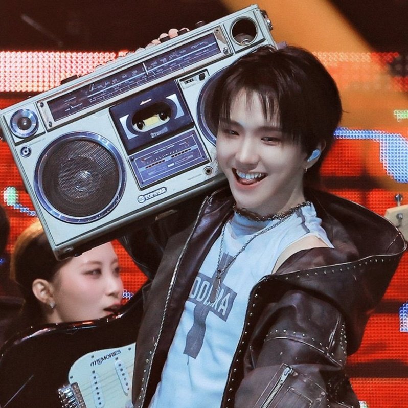 bndtann's tweet photo. woonhak and his big props https://t.co/BrLSR10Ora