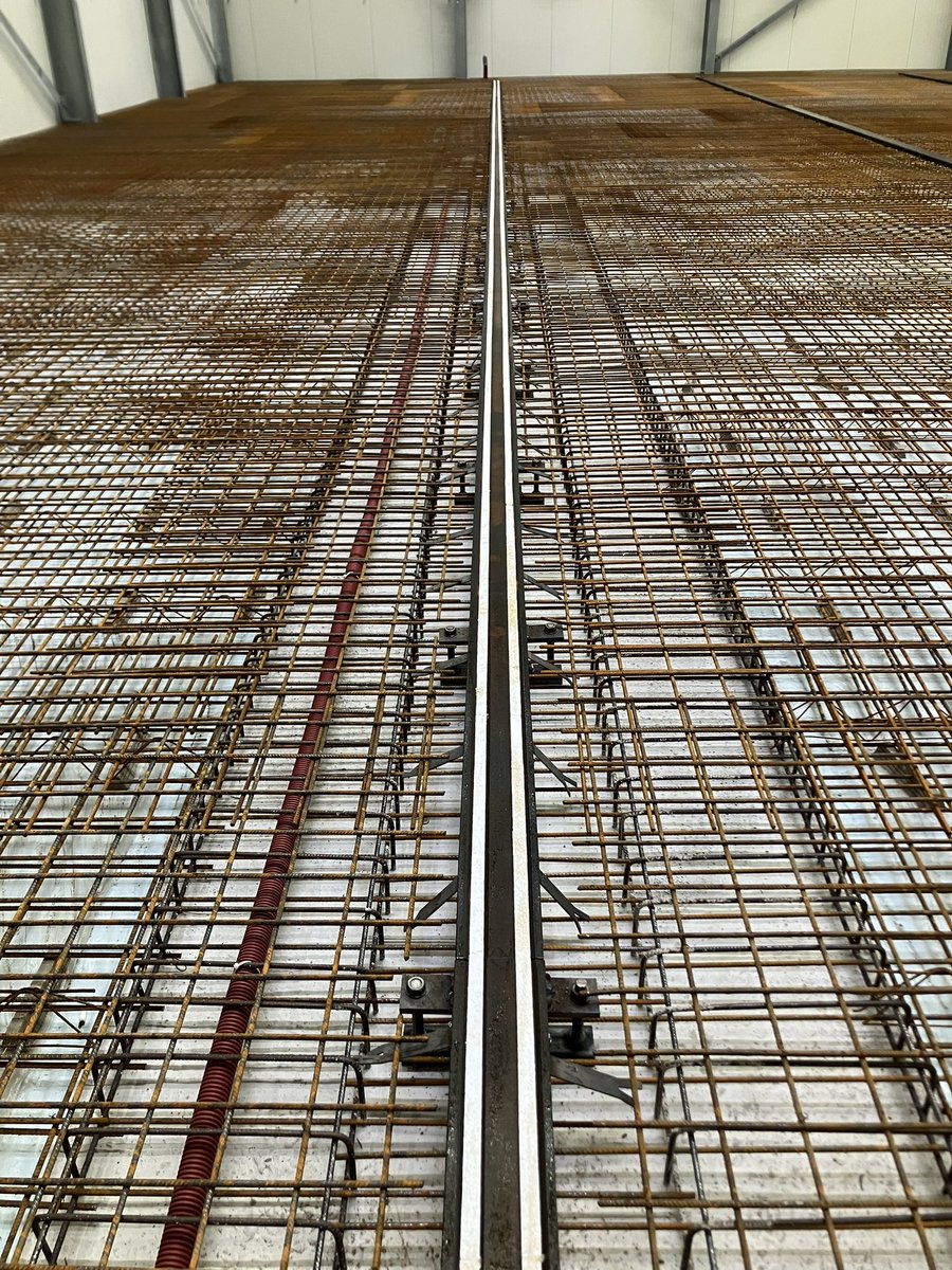 CHKBouwBV's tweet image. Afgelopen week de 2e hal van de vriescel van @JansenTransport gereed gemaakt en gestort en afgewerkt 💪🏽 dus die kan nu lekker uitharden! en gaan we de volgende fase weer in #afwerken #deuren #brandrolschermen