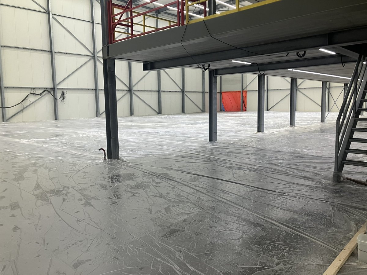 CHKBouwBV's tweet image. Afgelopen week de 2e hal van de vriescel van @JansenTransport gereed gemaakt en gestort en afgewerkt 💪🏽 dus die kan nu lekker uitharden! en gaan we de volgende fase weer in #afwerken #deuren #brandrolschermen