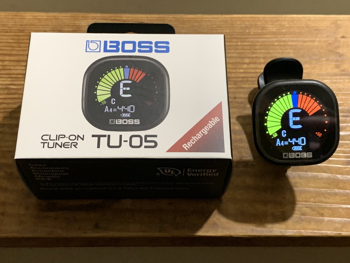 時代から遅ればせながらクリップ式チューナーを買ってみた。
想像以上に楽で便利❗️
今までは昔ながらの形やペダル式とか使ってたけど、もっと早くにクリップしてを使ってれば良かった〜💦