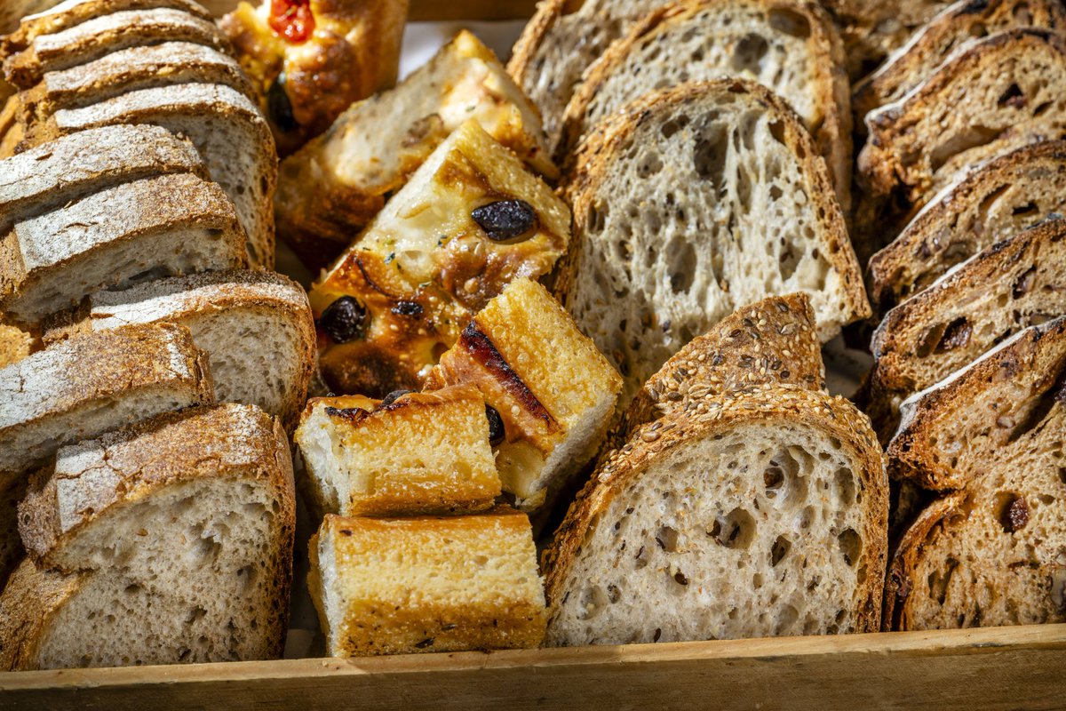 El pan.Qué cosa tan sencilla y qué decisiva en un restaurante,taberna o bar de los de verdad.
En Taberna Laredo lo sabemos.Aquí nada se deja al azar y todo importa.Y el panpor supuesto es prioridad absoluta.Porque se respira respeto y hasta el mendrugo más humilde tiene dignidad.