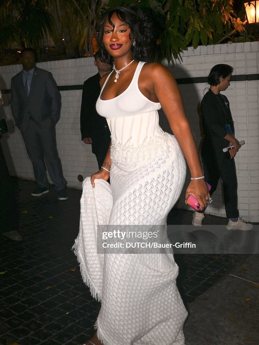 aplmediaent's tweet image. @temsbaby at GQ Man of the Year 🤍✨ #APLmediaent 

#gqmoty #tems #ootd