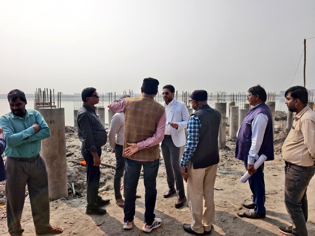 धर्मार्थ कार्य विभाग उत्तर प्रदेश द्वारा प्रयागराज स्थित निषादराज के पवित्र धाम श्रृंगवेरपुर में बनाए जा रहे भजन संध्या स्थल का निरीक्षण। कार्यदायी संस्था उत्तर प्रदेश प्रोजेक्ट कॉरपोरेशन के अभियंताओं को कार्य समय से पूर्ण करने तथा स्थानीय व्यावहारिक अवरोधों को निर्मूल करने हेतु