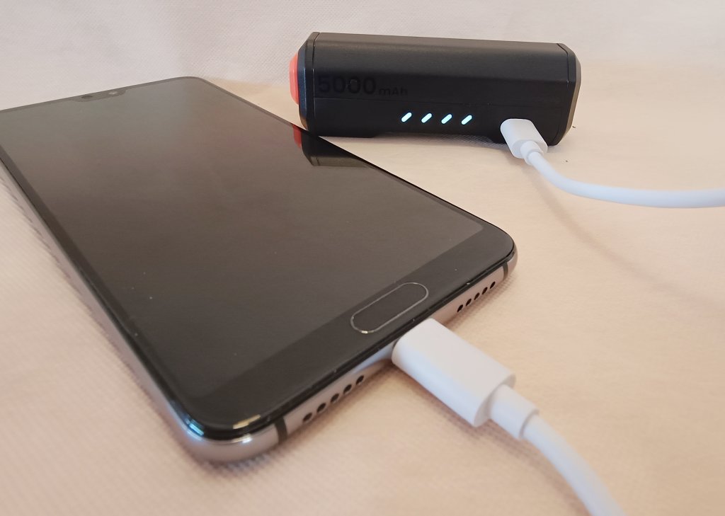 KIWI design様からVR向けのバッテリー「P5000」を提供いただきました！
モノとしてはいわゆるモバイルバッテリーなのだけど、これがもうカリカリにVRユーザー向けに使い勝手がチューンされててすごい
