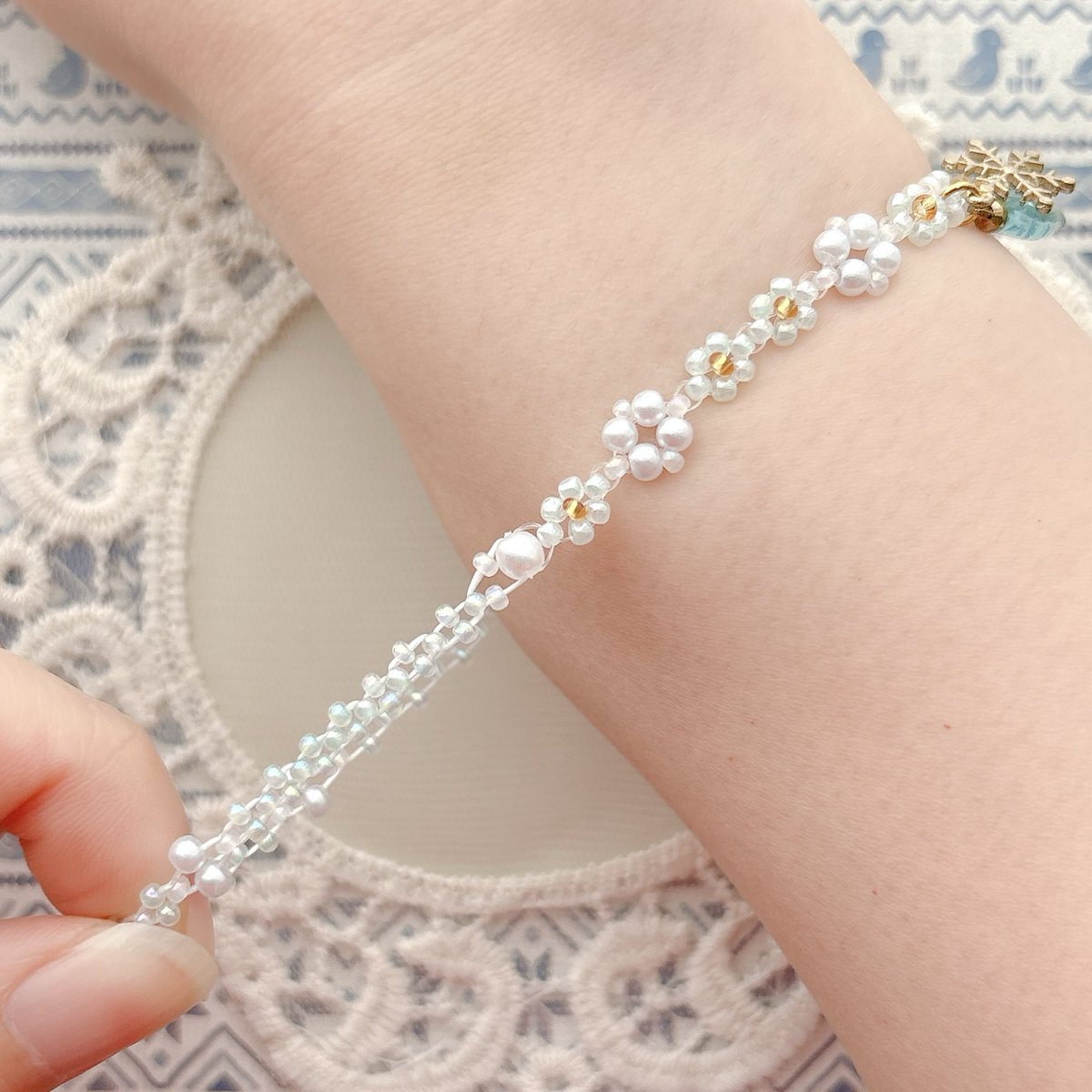 n_a_m_u_76's tweet image. snow flower❄️🌼

blue🩵×gold💛

#Namu #handmade #beads #seaglass #snow