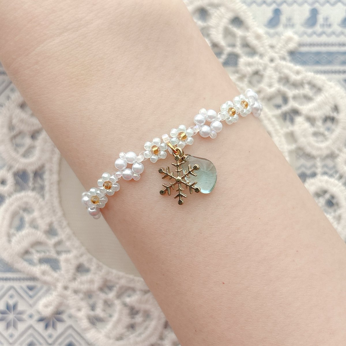 n_a_m_u_76's tweet image. snow flower❄️🌼

blue🩵×gold💛

#Namu #handmade #beads #seaglass #snow