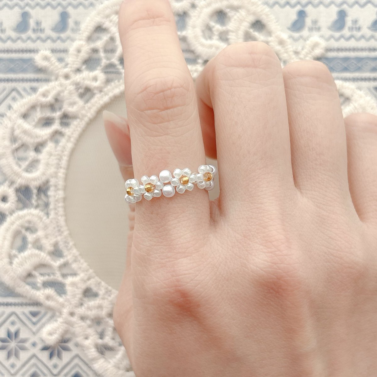 n_a_m_u_76's tweet image. snow flower❄️🌼

blue🩵×gold💛

#Namu #handmade #beads #seaglass #snow