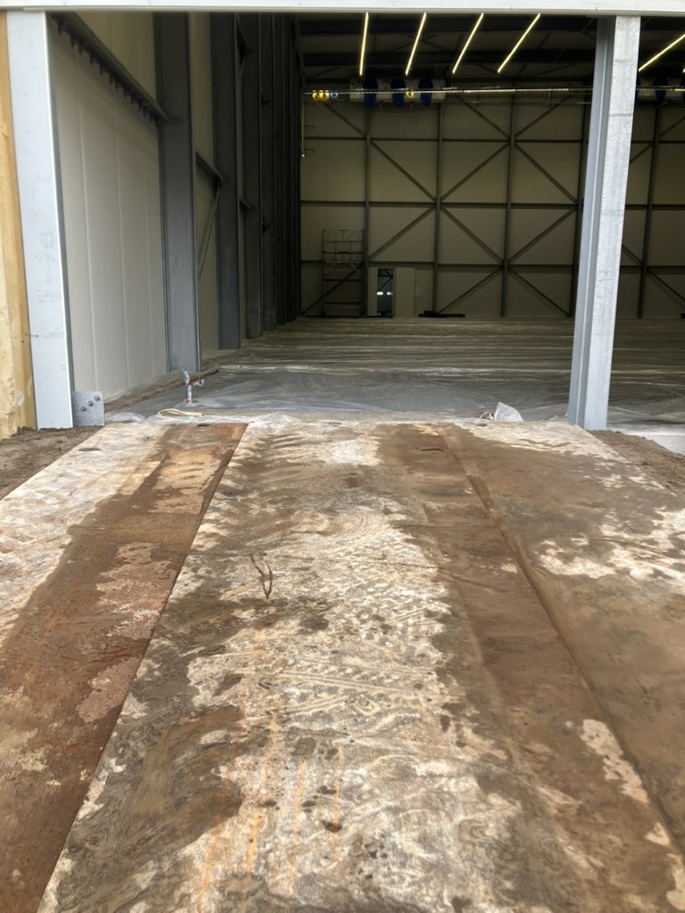 CHKBouwBV's tweet image. Deze week de voorbereidingen getroffen om as maandag te starten in de 1e hal van de vriescel met elektra en koeling. Ook zijn de ankers op hoogte gezet om de portalen te kunnen plaatsen voor de brandrolschermen. In de expeditie gaat het ook lekker door montage lampen enz enz 👊