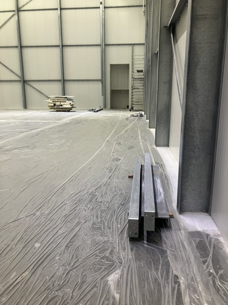 CHKBouwBV's tweet image. Deze week de voorbereidingen getroffen om as maandag te starten in de 1e hal van de vriescel met elektra en koeling. Ook zijn de ankers op hoogte gezet om de portalen te kunnen plaatsen voor de brandrolschermen. In de expeditie gaat het ook lekker door montage lampen enz enz 👊