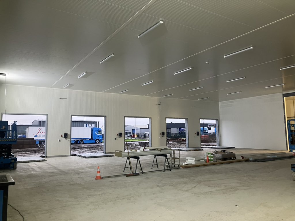 CHKBouwBV's tweet image. Deze week de voorbereidingen getroffen om as maandag te starten in de 1e hal van de vriescel met elektra en koeling. Ook zijn de ankers op hoogte gezet om de portalen te kunnen plaatsen voor de brandrolschermen. In de expeditie gaat het ook lekker door montage lampen enz enz 👊