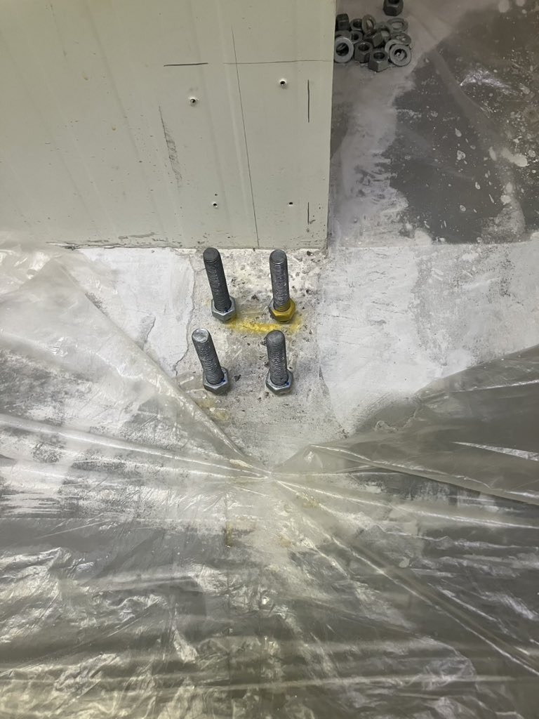 CHKBouwBV's tweet image. Deze week de voorbereidingen getroffen om as maandag te starten in de 1e hal van de vriescel met elektra en koeling. Ook zijn de ankers op hoogte gezet om de portalen te kunnen plaatsen voor de brandrolschermen. In de expeditie gaat het ook lekker door montage lampen enz enz 👊