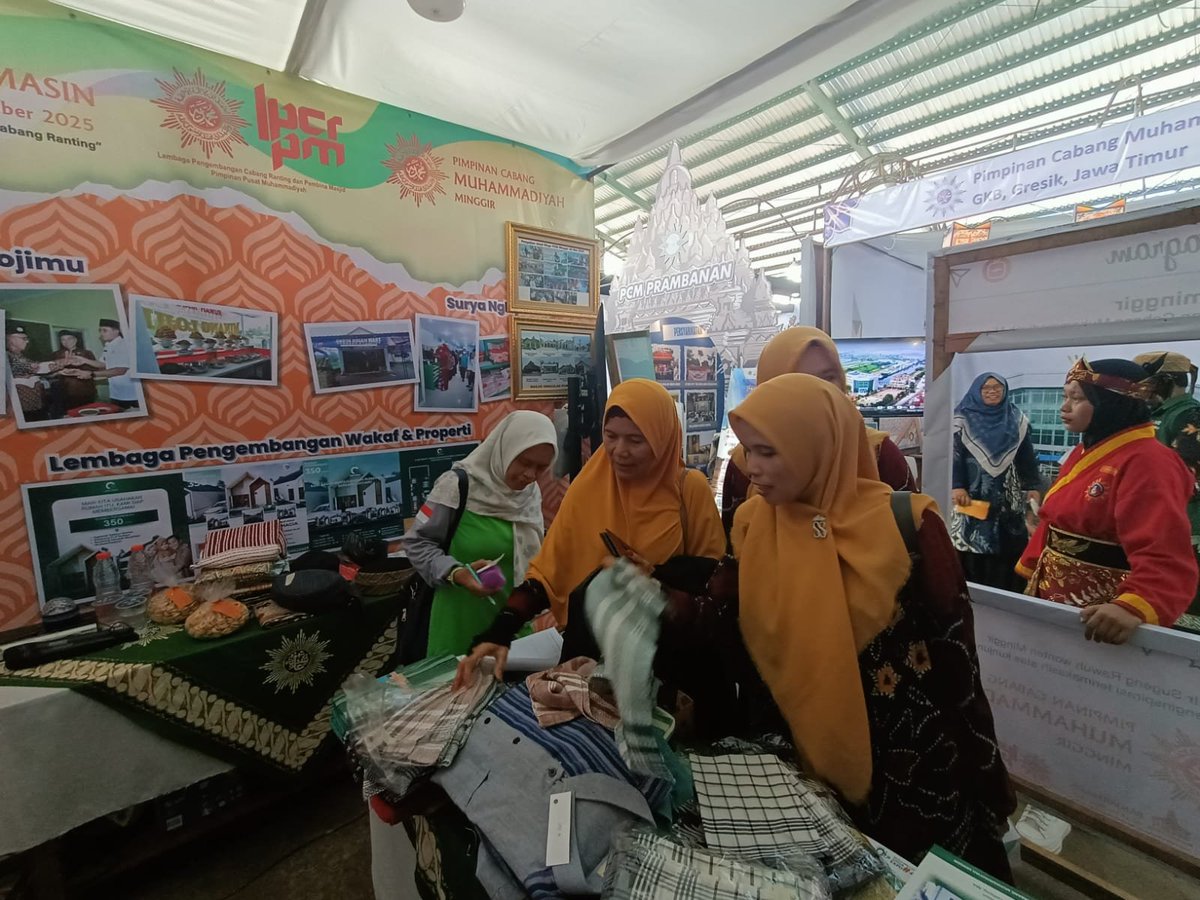 pcmminggir's tweet photo. Terima kasih warga Banjarmasin, sudah ikut meramaikan stand @pcmminggir dalam CRM Award dan Expo di Masjid Al Jihad

@muhammadiyah 
@lpcrm_muh https://t.co/S6yhMWd82o