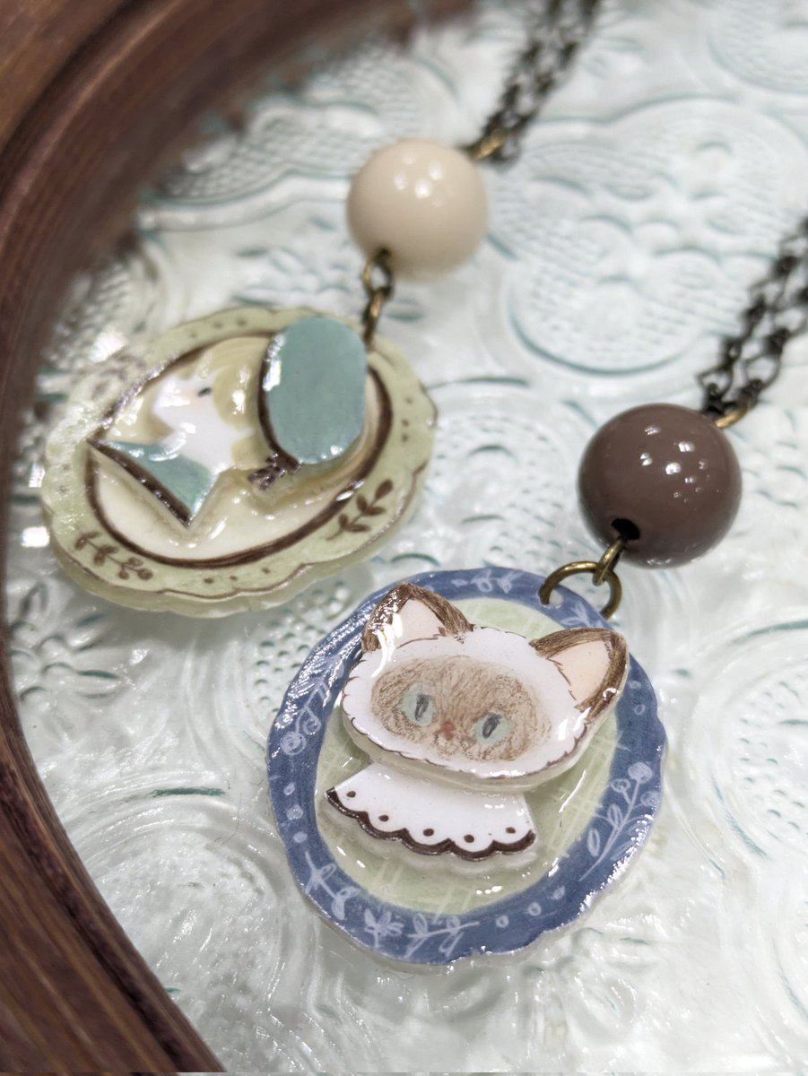 #デザフェス62 × #プラバン
donguri to ie. ユキ <a href="/donguri_to_ie/">ユキ(donguri to ie.)デザフェス❉11/15、16</a> さん
南4F／R-119
『絵本のような物語をえがくプラバンアクセサリー』は、手描きのイラストを立体化した絵本の世界感📖